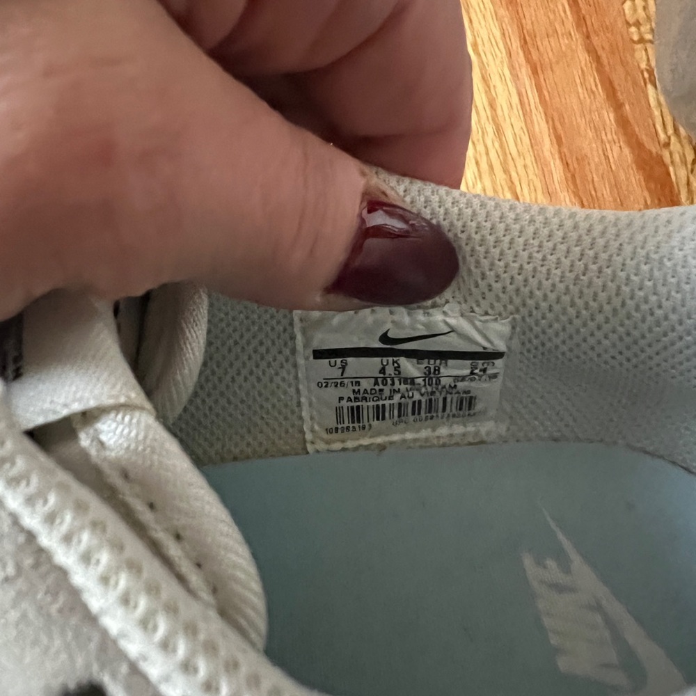 Nike - Picture 7 of 7